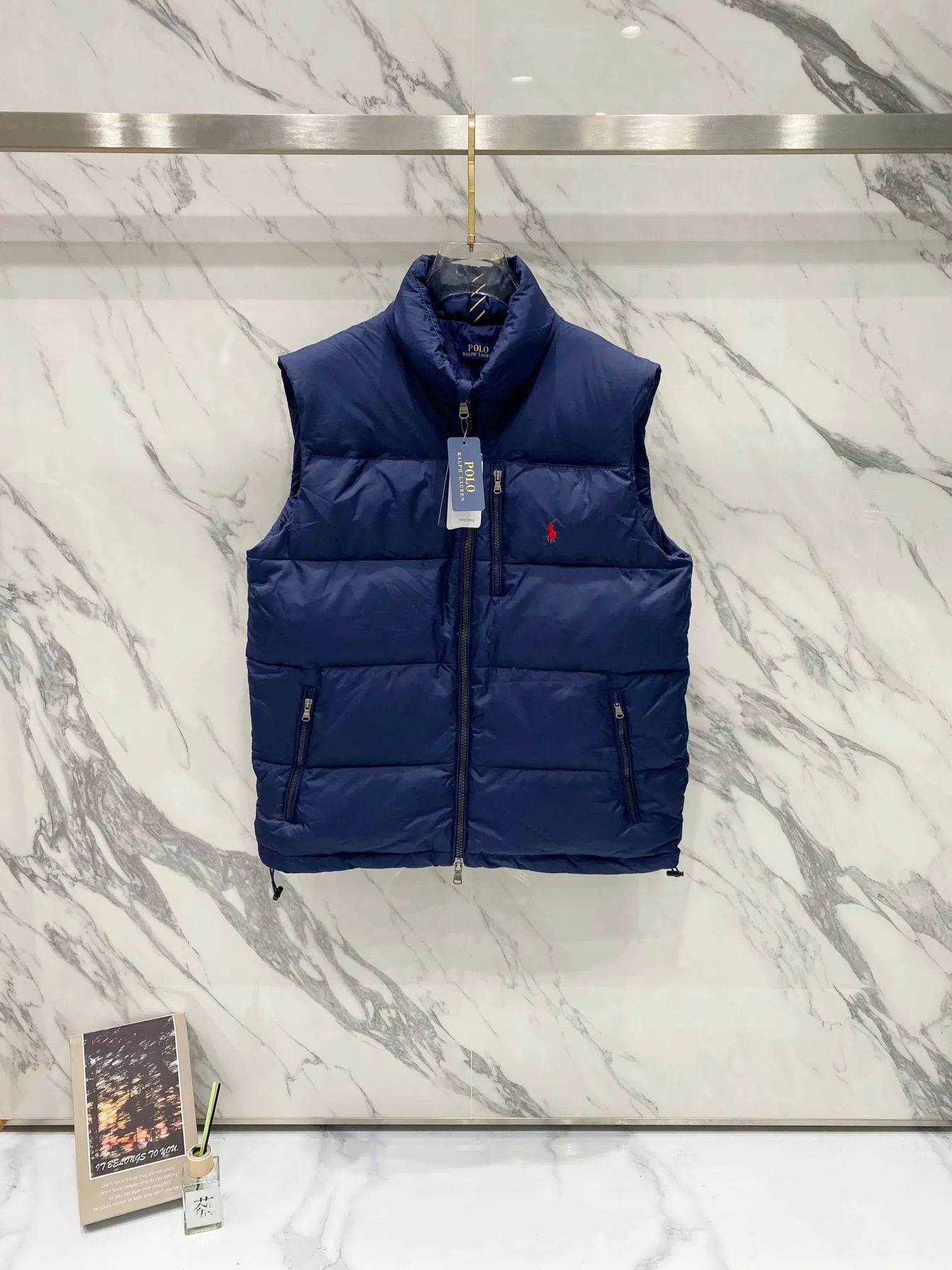P520 Ralph Lauren/Ralph Lauren Men's Classic Pocket Zipper Waterproof Down Vest [Top Version] - - Accessories: Original tag washable label + electroplated YK zipper logo Customized Ralph Lauren zipper - Full set of accessories - The same style can be used by men and women Color: Black, Navy Blue, Black Glossy